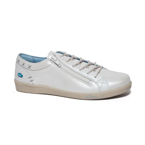 Women's Cloud Aika sneaker in white Italian leather featuring side zipper, lace-up closure, and lightweight sole, made in Portugal.