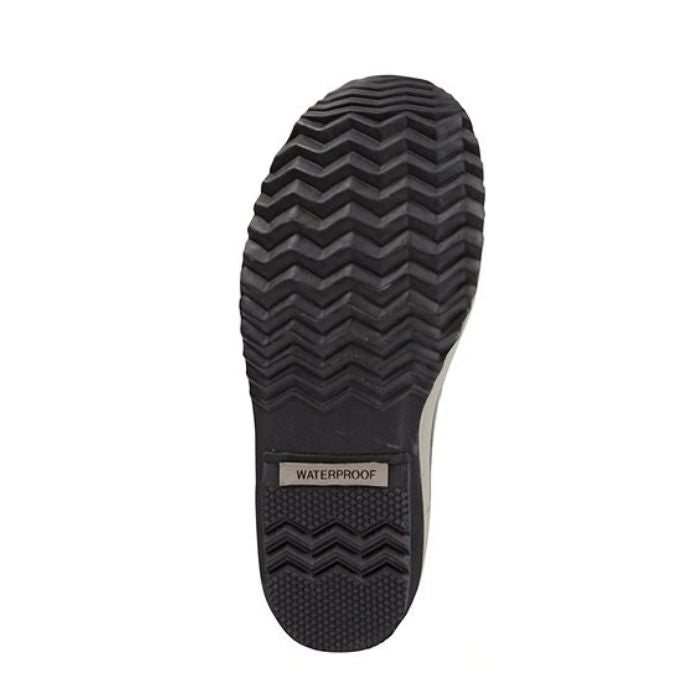Black treaded outsole on men&#39;s winter boot for grip