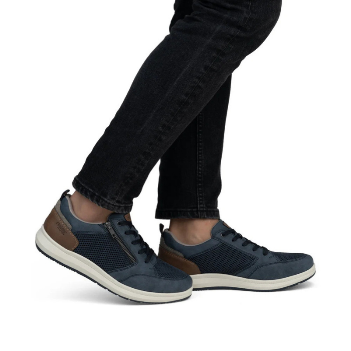 16901 Lace-up Sneaker