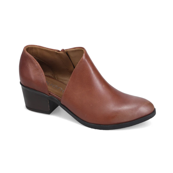 Caitlyn heeled shoe in tobacco. Brown leather upper with block heel and side cutout. 