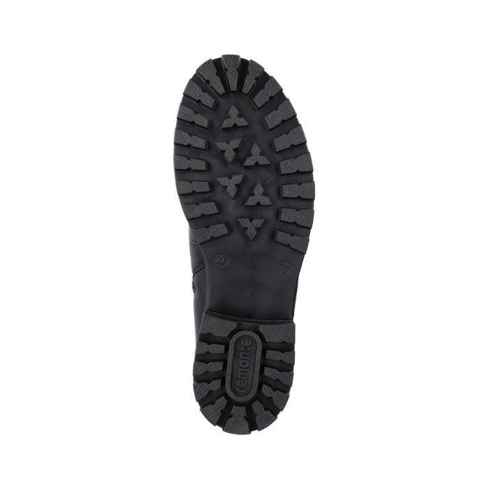 Black lugged outsole of women&#39;s boot with Remonte logo on heel.