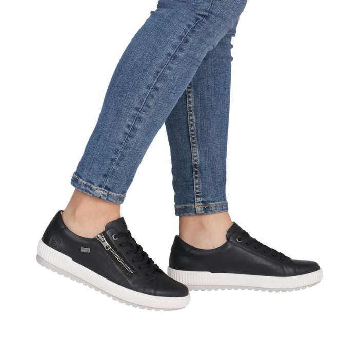 D0700 Waterproof Sneaker