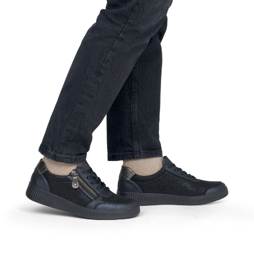 D2E05 Lace-Up Sneaker