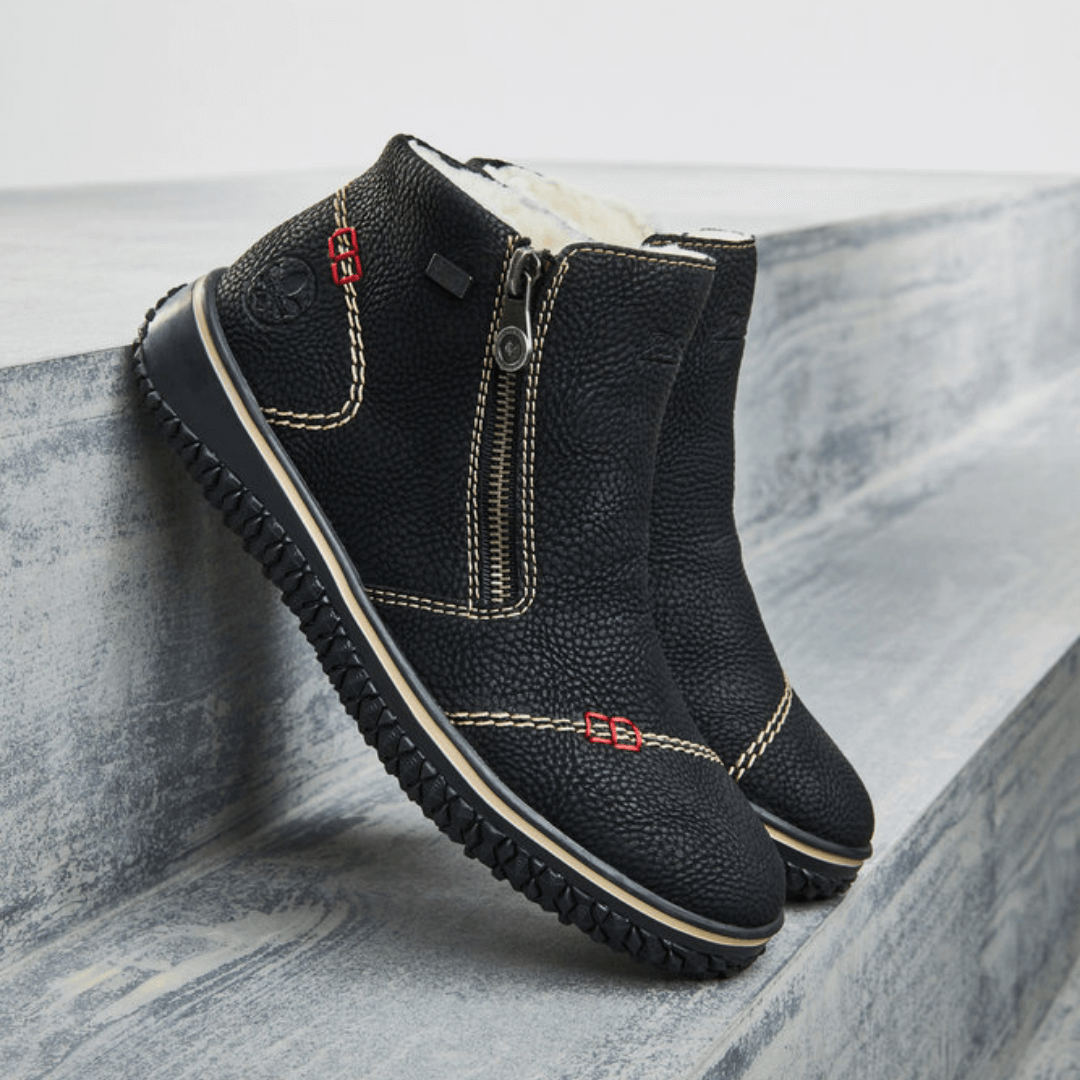 Short winter waterproof ankle boot with double zips and red accents