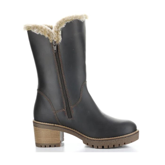 Brown leather mid-height boot with inside zipper closure, block heel and tan faux fur collar.