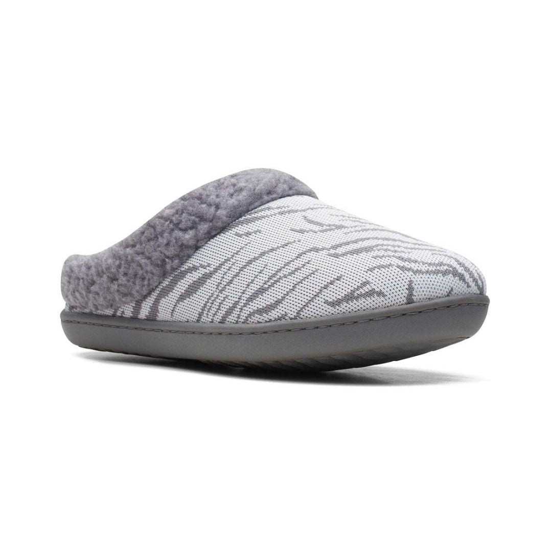 Slip on grey leopard printed slipper with grey faux fur trim and grey outsole.