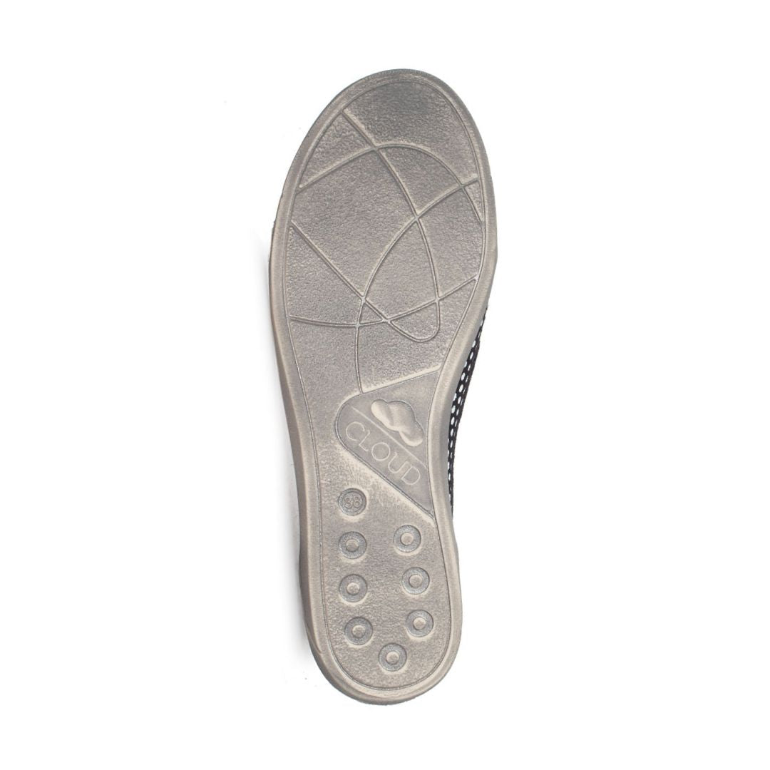 Beige outsole with Cloud logo in centre.