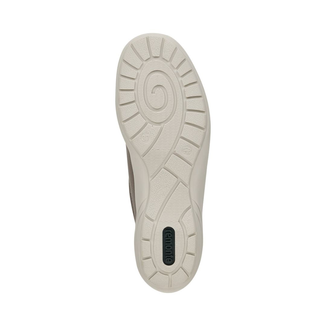 Outsole of beige Women&#39;s Remonte R7600 Velcro Shoe with flexible, non-slip sole ideal for all-day wear and comfort.