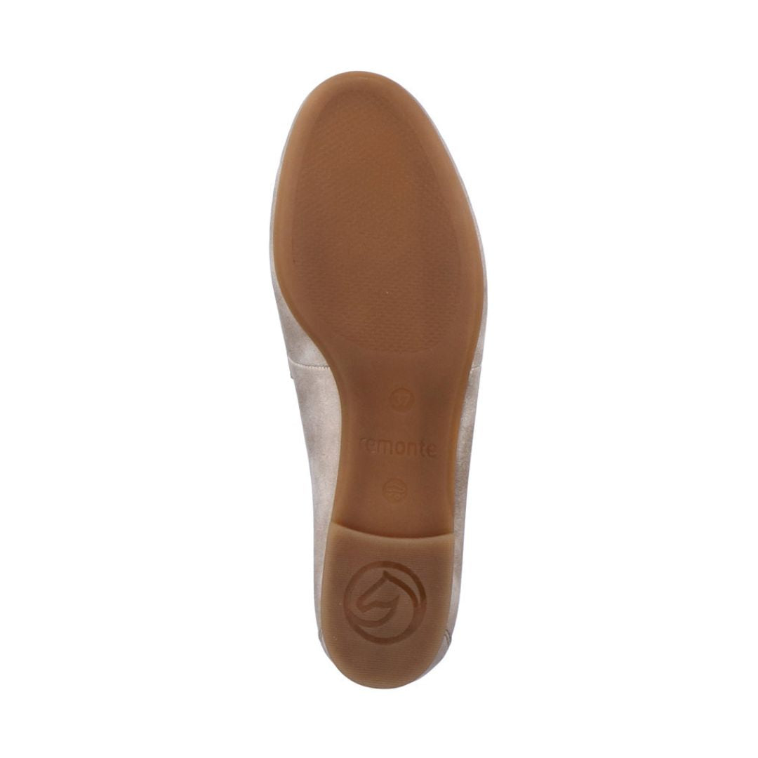 Brown rubber outsole with Remonte logo on center.